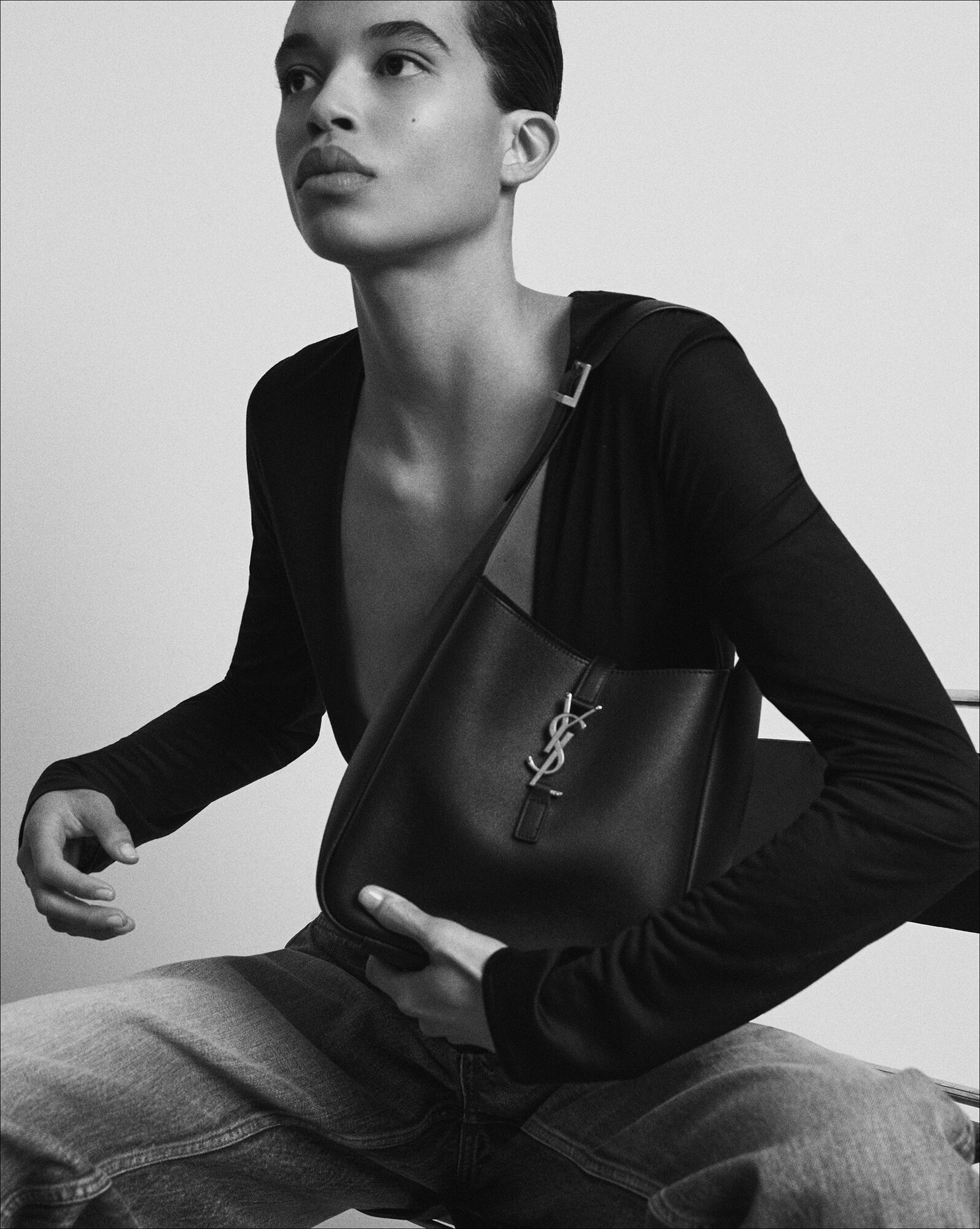 LE 5 À 7 small bag in soft grained leather